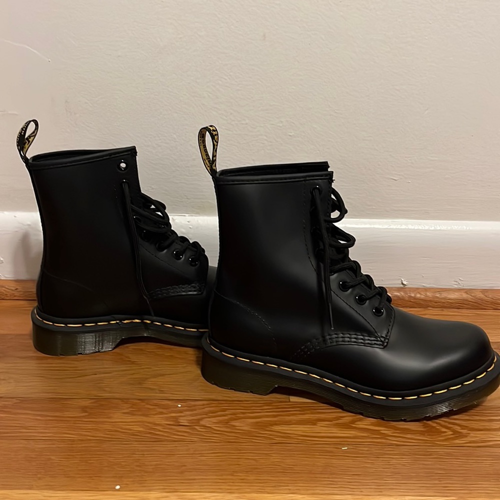 NWOT Doc Martens boots black size 7. Nearly perfect condition.